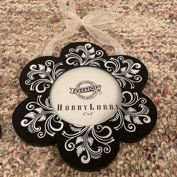 Hobby Lobby set of 2 4x4 black and white hanging picture frames - Picture 3 of 3